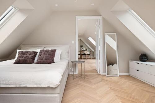 Dinbnb Apartments I Mid City Luxury with Mini Balcony and Smart TV & Sound System — 4-Star Luxury Hotel in Bergen, Norway