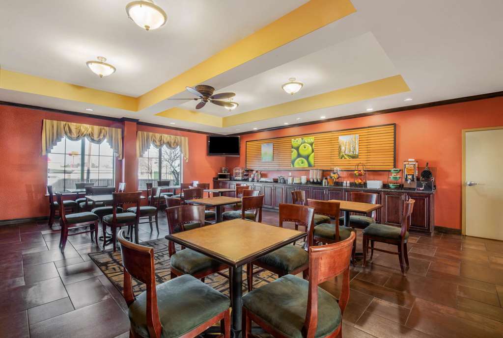 La Quinta Inn & Suites by Wyndham Eastland - photo 55