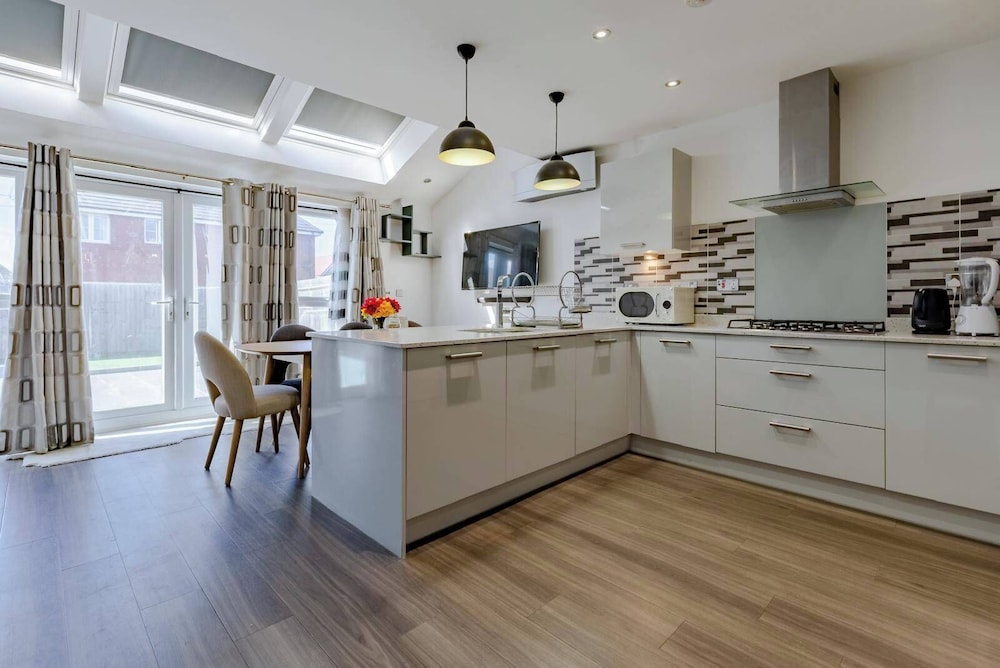 Sunset View Luxury 2 Bed House Near Birmingham 20718187 — Wednesbury