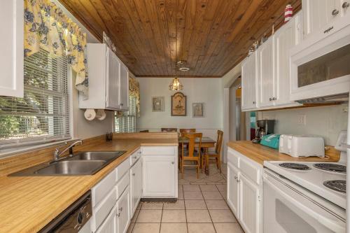 Papas Place by Oak Island Accommodations - photo 25