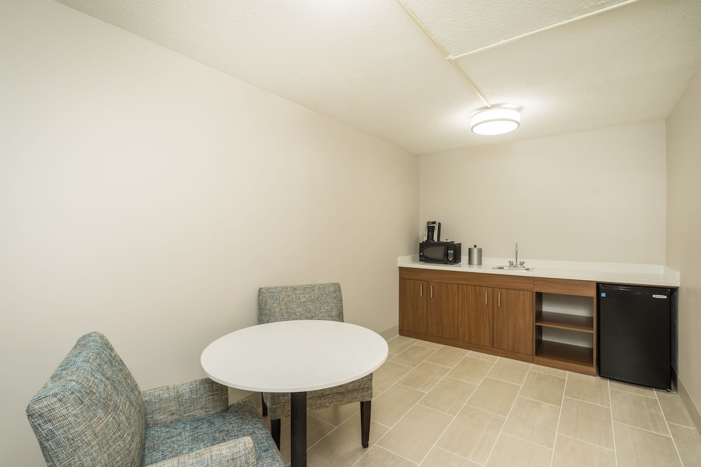 Holiday Inn Express Hotel & Suites Louisville East by IHG - photo 12