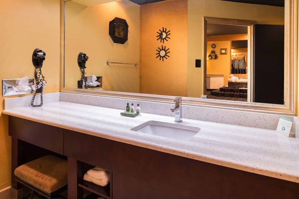 Inn of the Dove Romantic Suites with Jetted Tub & Fireplace - photo 51