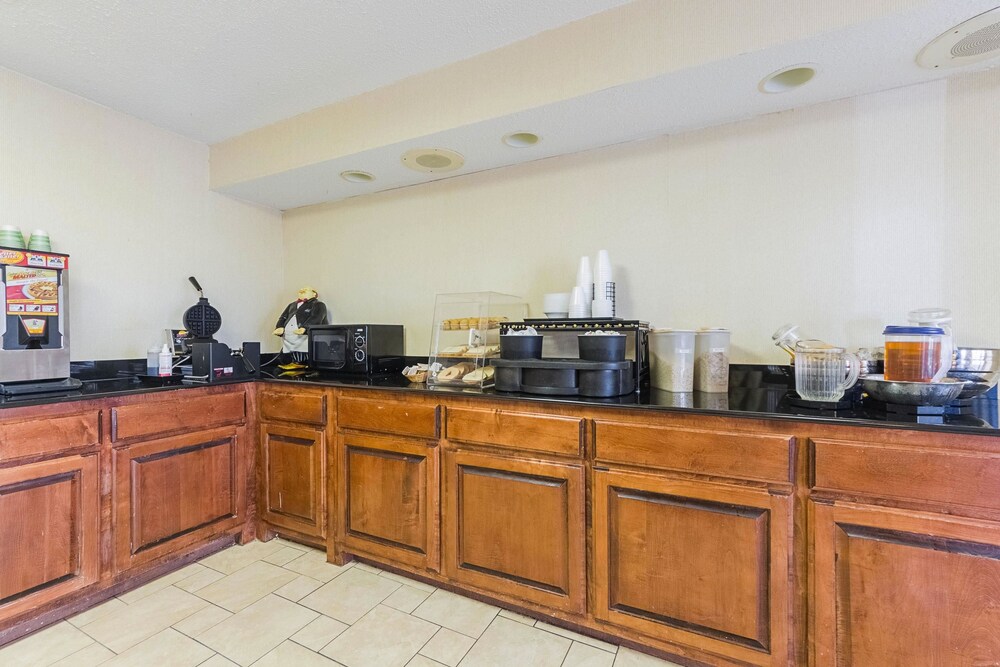 Econo Lodge Inn & Suites Bentonville Rodgers - photo 32