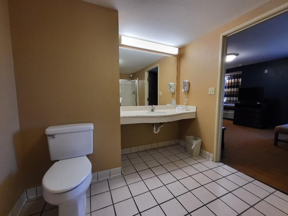 Starkville Inn & Suites - photo 36