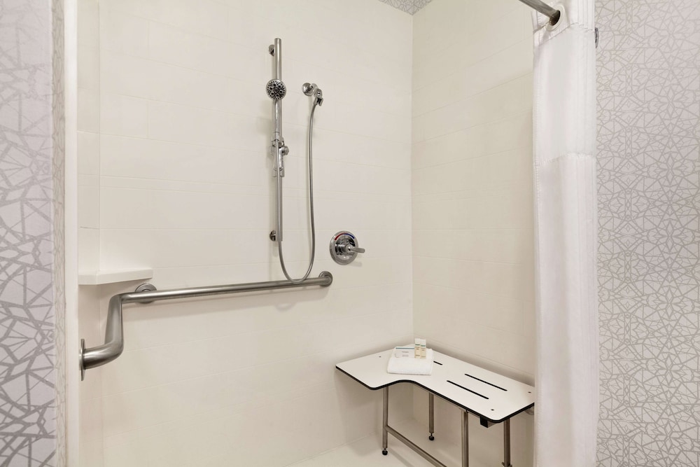 Hampton Inn Tracy - photo 18