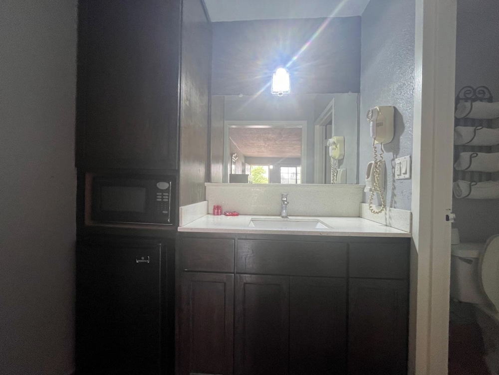 La Posada Inn By OYO Brownsville - photo 33