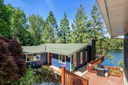 Lakefront Retreat for 6 with Stunning Views Sauna — hotel in Snohomish