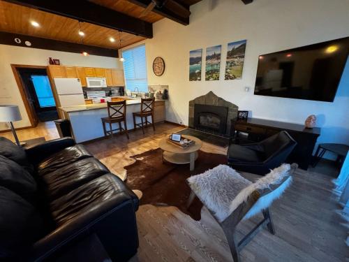 Spacious Condo walking distance to Hyatt and Beaches