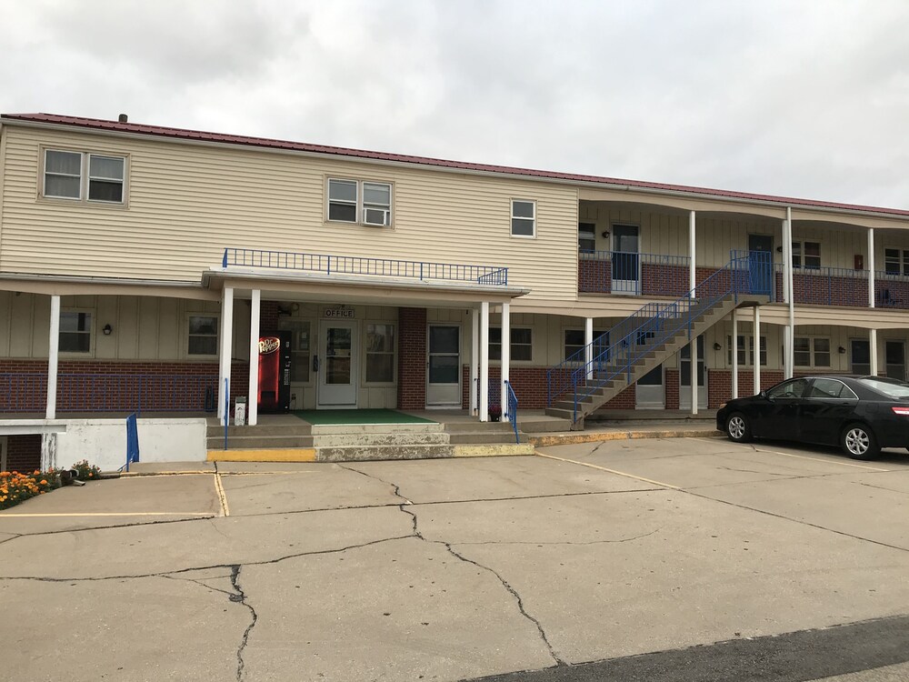 Colonial Inn Dyersville - photo 46