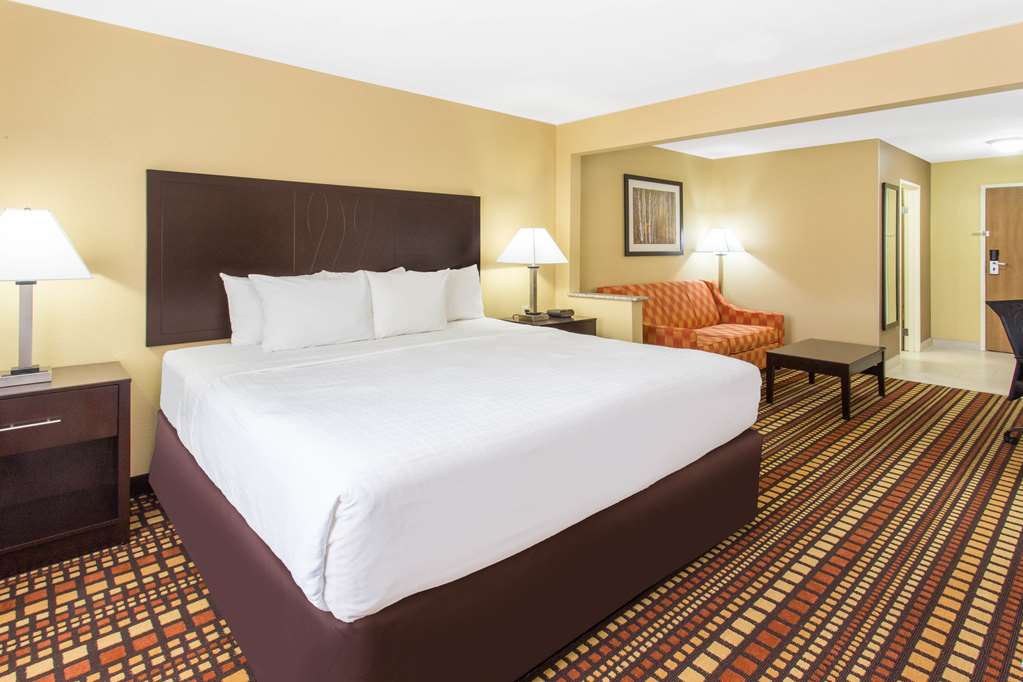 Days Inn & Suites by Wyndham Davenport East - photo 14