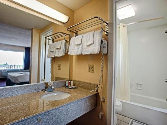 Bayview Inn and Suites - photo 15