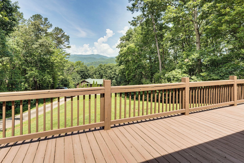 Screened Porch Deck Mtn Views: Andrews Retreat — hotel in Sylacauga