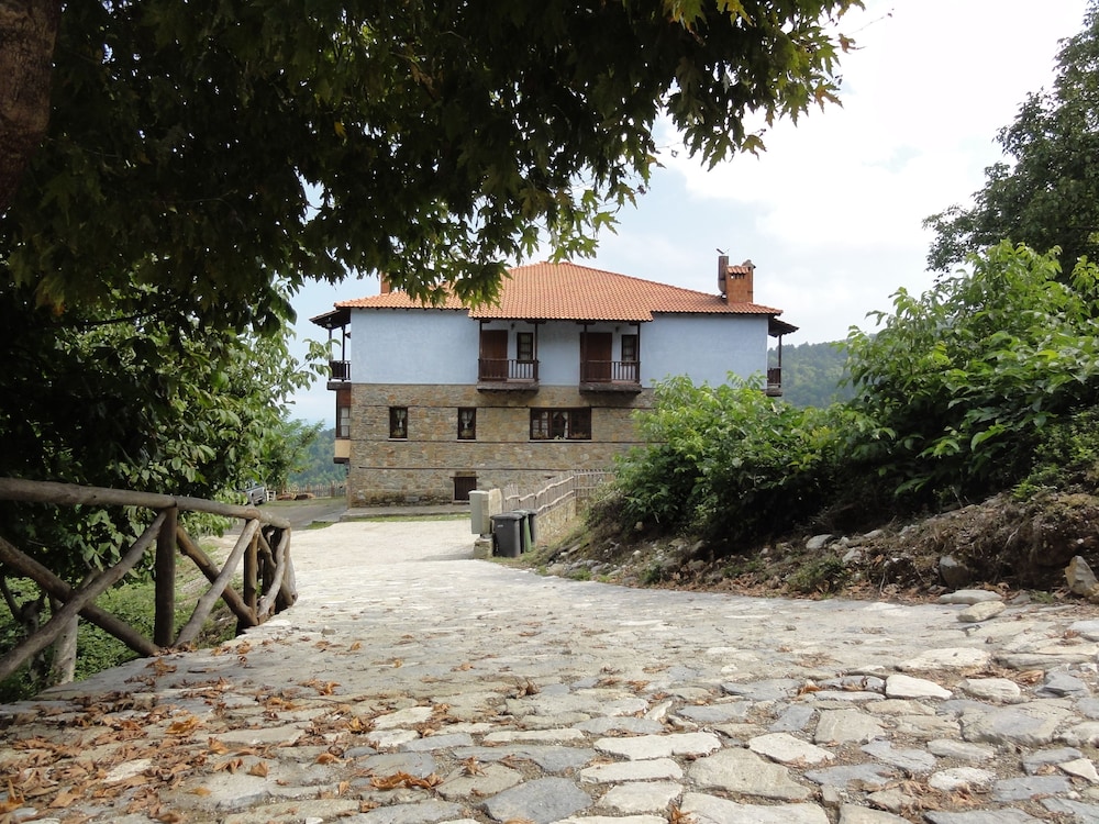 Sintrivanis Mountain - carbon neutral hotel in Unknown City