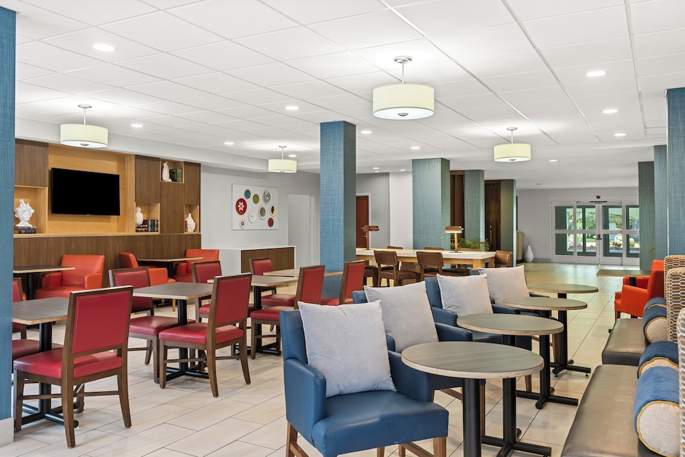 Holiday Inn Express and Suites Savannah Midtown by IHG - photo 24