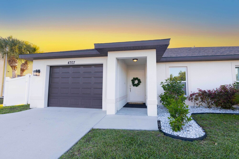 Cape Coral Duplex: Pool Hot Tub & Sunrise Views — 4-Star Luxury Hotel in Cape Coral, United States