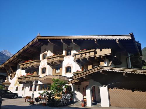 Apparthotel Veronika — 4-Star Luxury Hotel in Mayrhofen, Austria