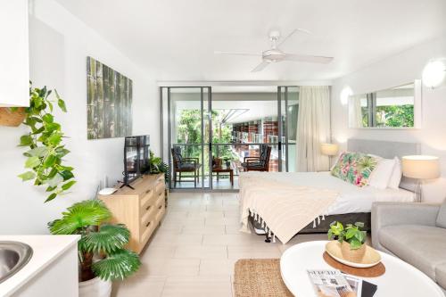 Belle Escpaes Drift Beachfront Resort Suite 3401 in Palm Cove, Australia