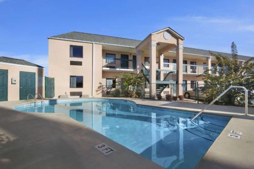 Days Inn By Wyndham Lexington Columbia - photo 7