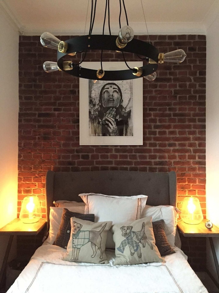 Spacious 1 Bedroom Split Level Old Pub Conversion Tower Bridge — London — photo 3