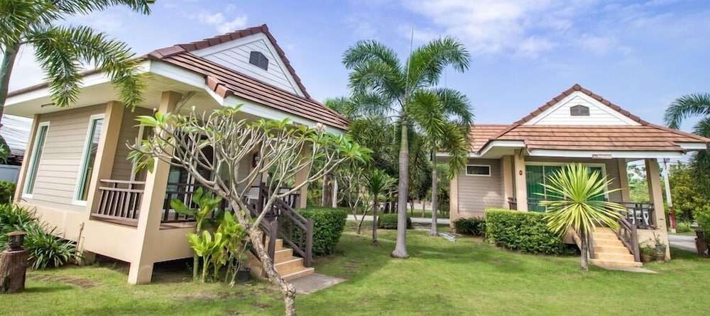 Reuan Chom Dao Resort pet-friendly hotel Chom Bueng