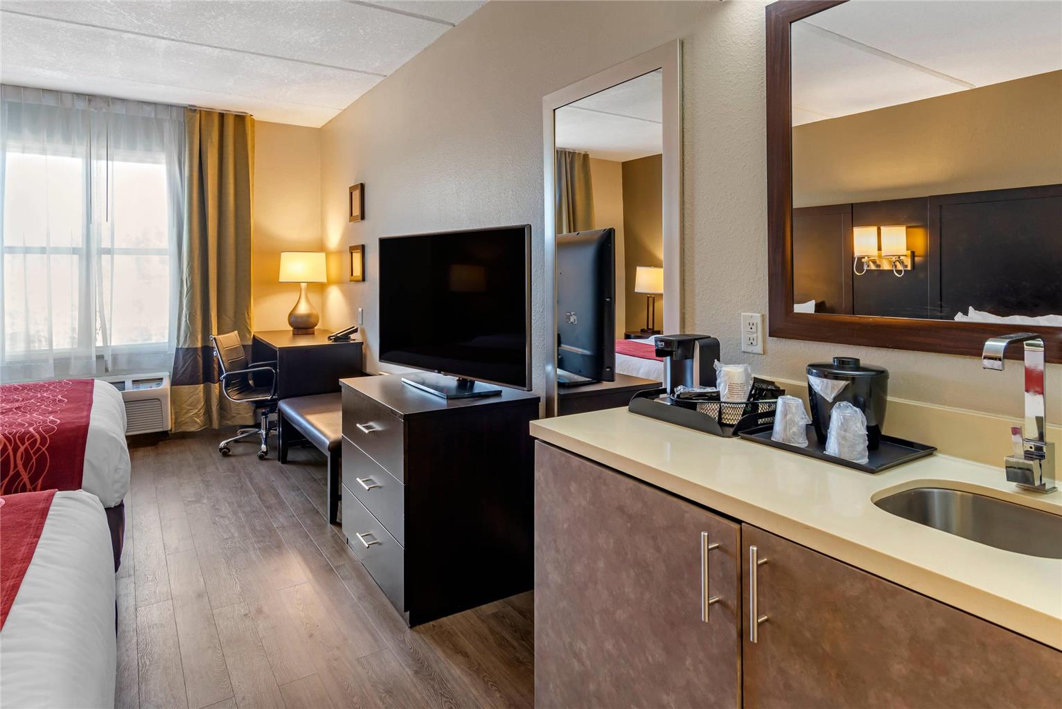 Comfort Inn & Suites near Six Flags - photo 10