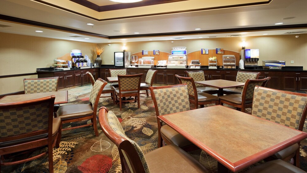 Holiday Inn Express Hotel & Suites Great Falls by IHG - photo 25