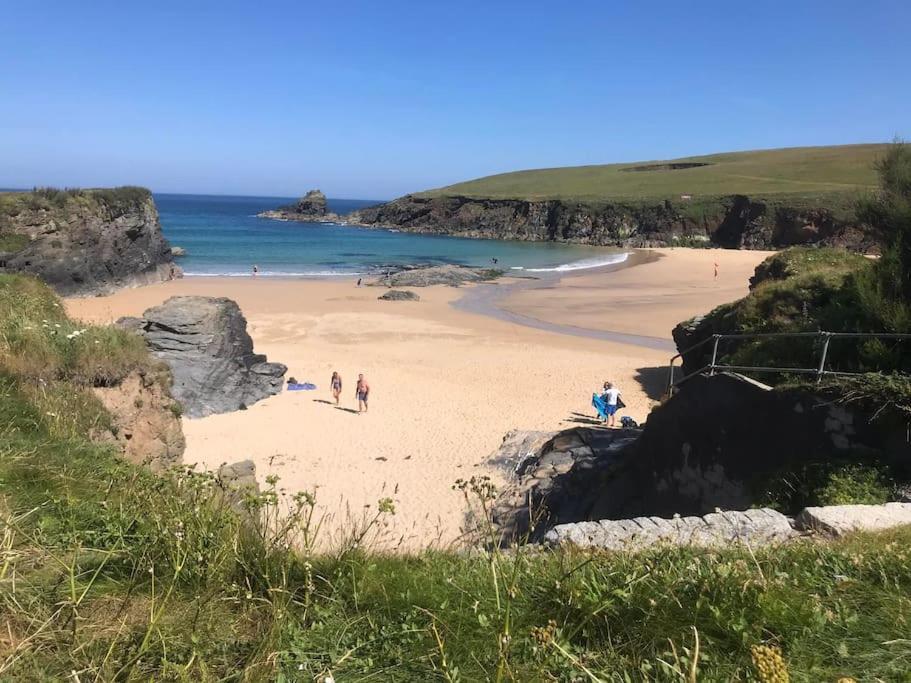 Cosy Seaside Bothy For 4 In Trevone Bay Close To Beach and Padstow — 4-Star Luxury Hotel in Padstow, United Kingdom