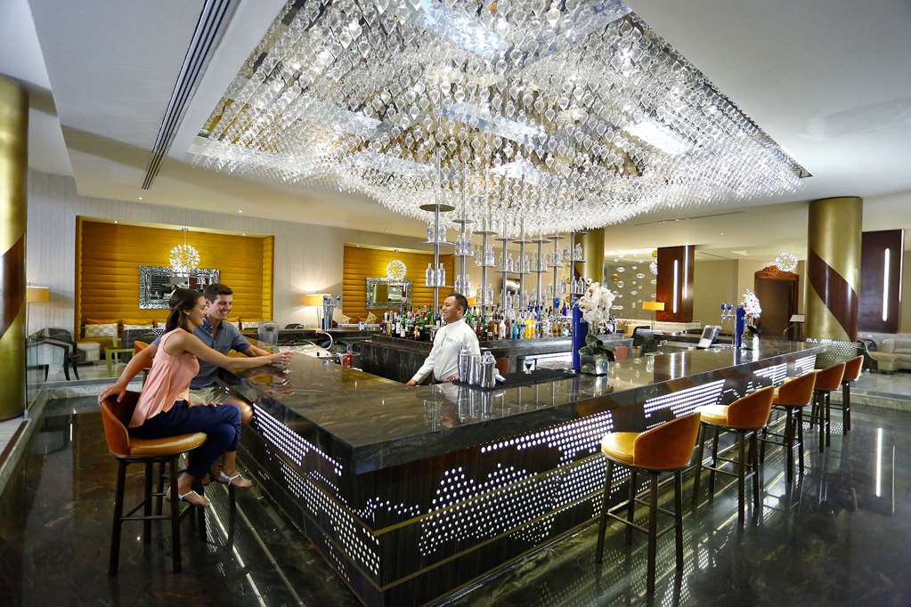 mpn Couple at lobby bar