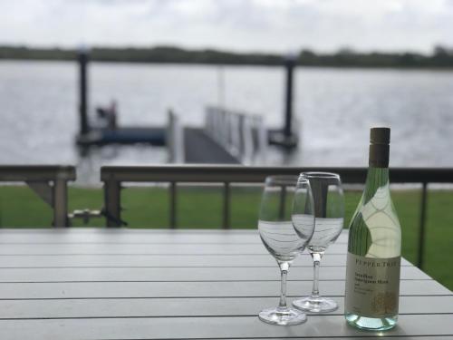 River Front Escape Short Walk To Ocean Street — Maroochydore