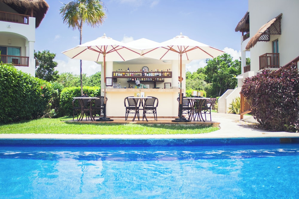 Poolside bar