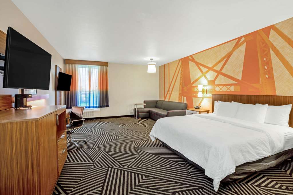La Quinta Inn & Suites by Wyndham Waco Downtown Baylor - photo 12
