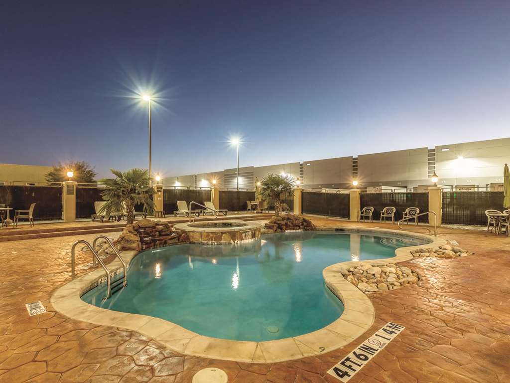 La Quinta Inn & Suites by Wyndham Dallas Grand Prairie South - photo 15