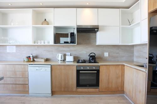 Portico 1006 Beachfront Apartment with Panoramic Views