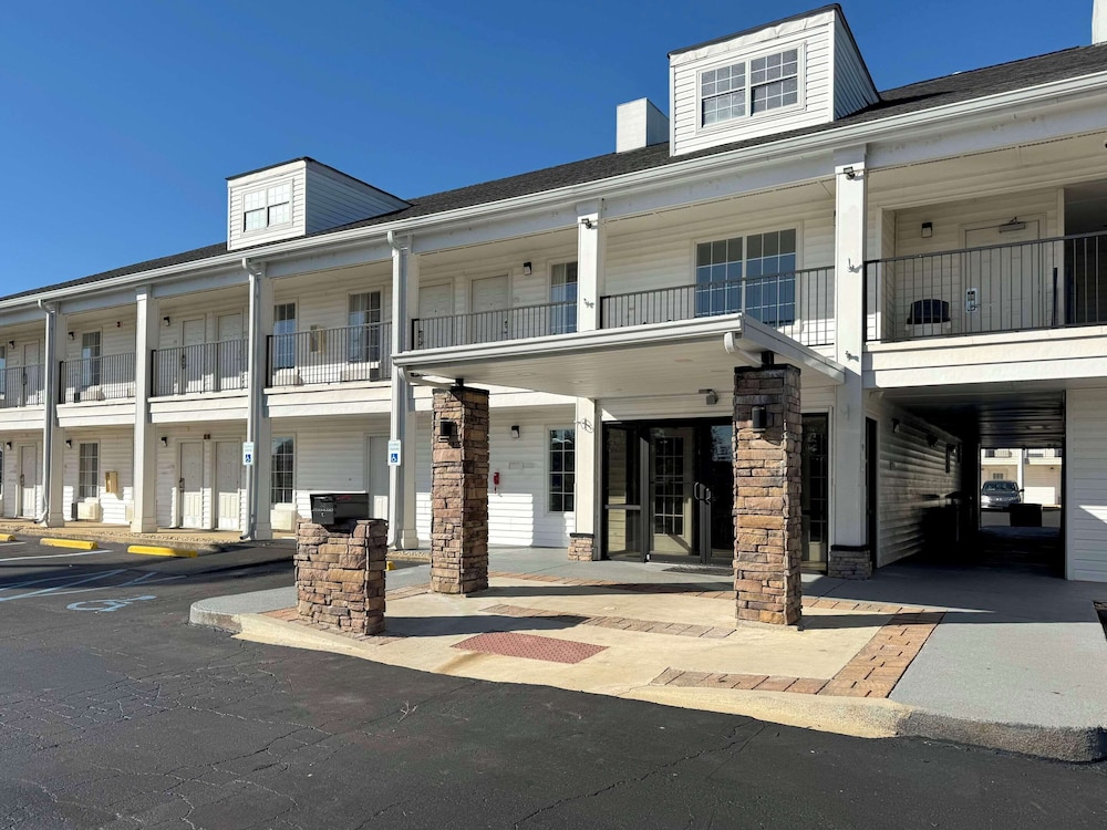 Quality Inn Lagrange East I 85 - carbon neutral hotel in Lagrange