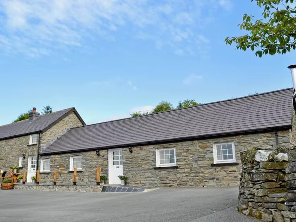 Cozy Grofftau Cottage In Ystrad Meurig 22167456 — Tregaron