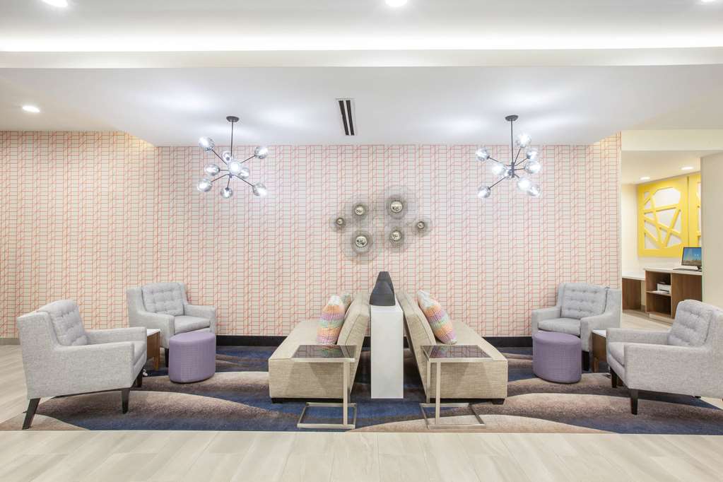 La Quinta Inn & Suites by Wyndham Dallas Duncanville - photo 4