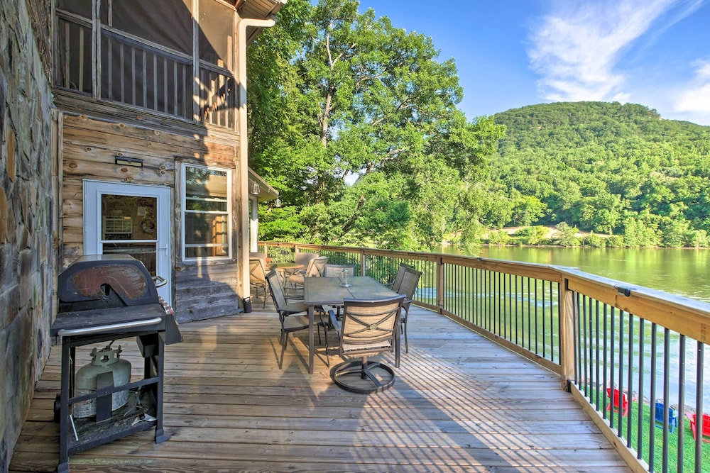 Tenn River Cabin with Hot Tub 10 Mi to Chattanooga — 4-Star Luxury Hotel in Chattanooga, United States