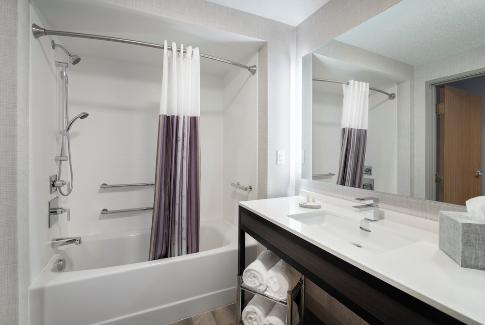 Holiday Inn Express South Burlington Downtown - photo 21