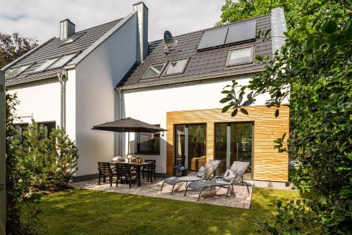 Haus Strandflieder Kamin Sauna & Terrasse — 4-Star Luxury Hotel in Zingst, Germany