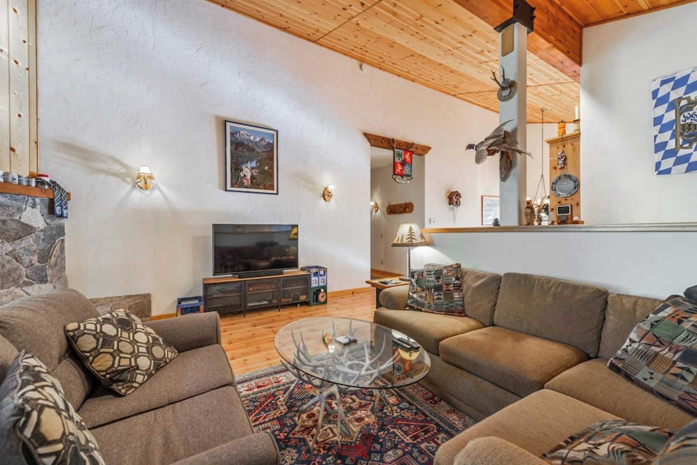 Wolf's Lair by Avantstay Swiss Chalet w Private Hot Tub & Access to Northstar Resort Community - photo 10