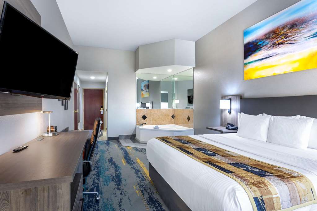 La Quinta Inn & Suites by Wyndham Tampa Central - photo 23