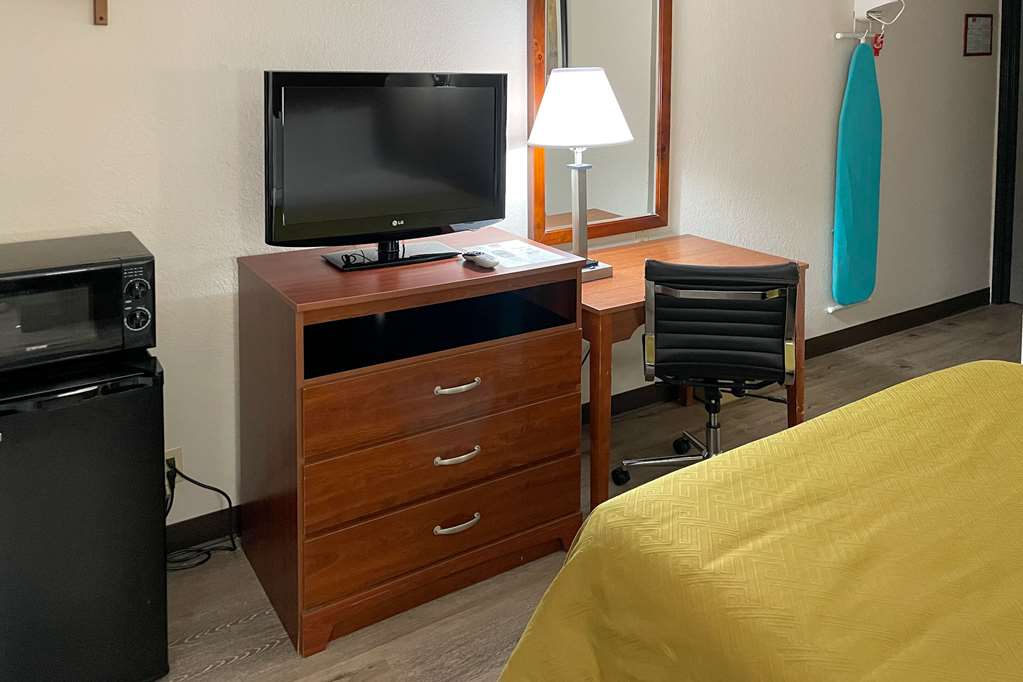 Econo Lodge Cartersville Emerson Lake Point - photo 10