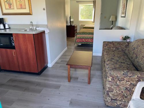 Perry O Inn & Suites - photo 13