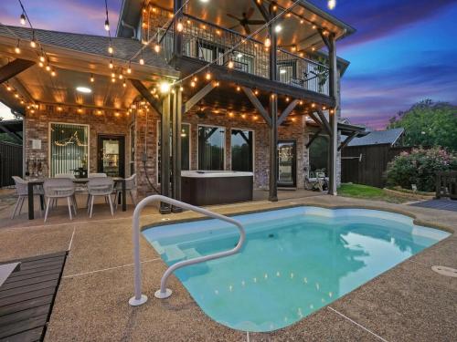 Clearview Castle Pool Jacuzzi Lake View — 4-Star Luxury Hotel in Lewisville, United States