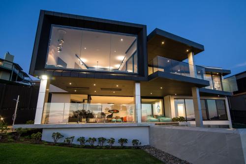 Somers Sanctuary Clifftop Luxury with Pool & Sauna — hotel in Somers