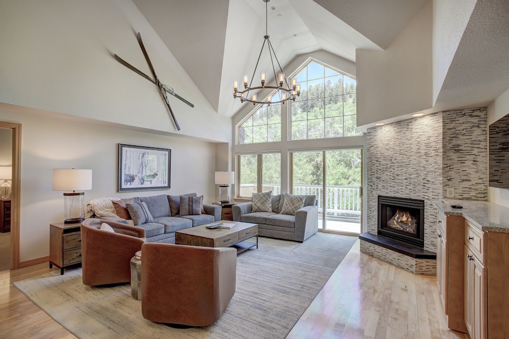 Luxury 4 bedroom Premier Residence at St James Place 4 Condo by RedAwning — 4-Star Luxury Hotel in Avon, United States
