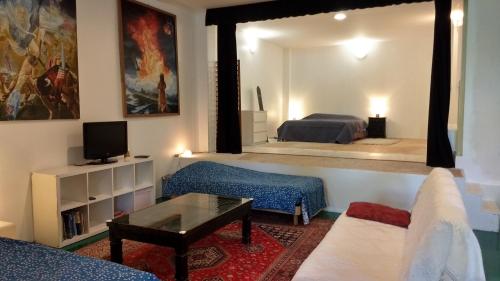 Logement Spacieux Et Original Proche Gare Au Rdc in Saumur, France