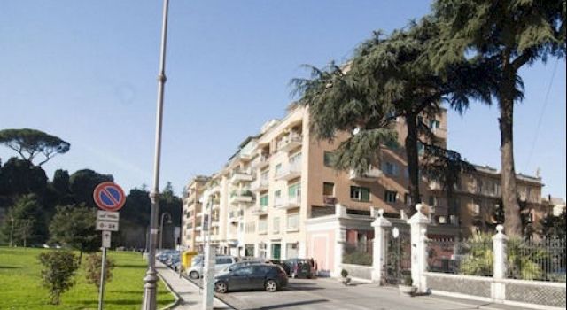 Italy Rents Colosseum Termini — Monti