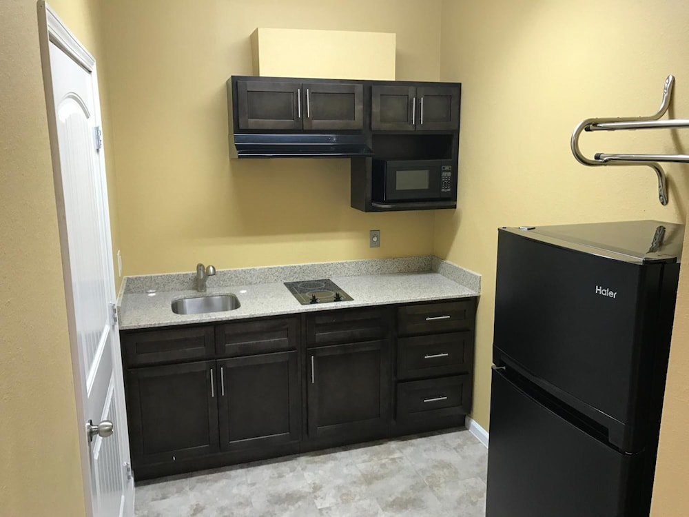 Deluxe Inn & Suites Baytown - photo 27