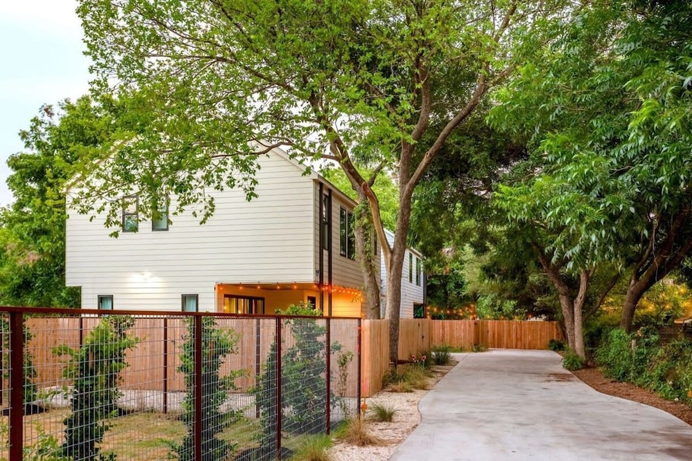 Eastside House Supreme 6 Min Drive to DT — 4-Star Luxury Hotel in Austin, United States
